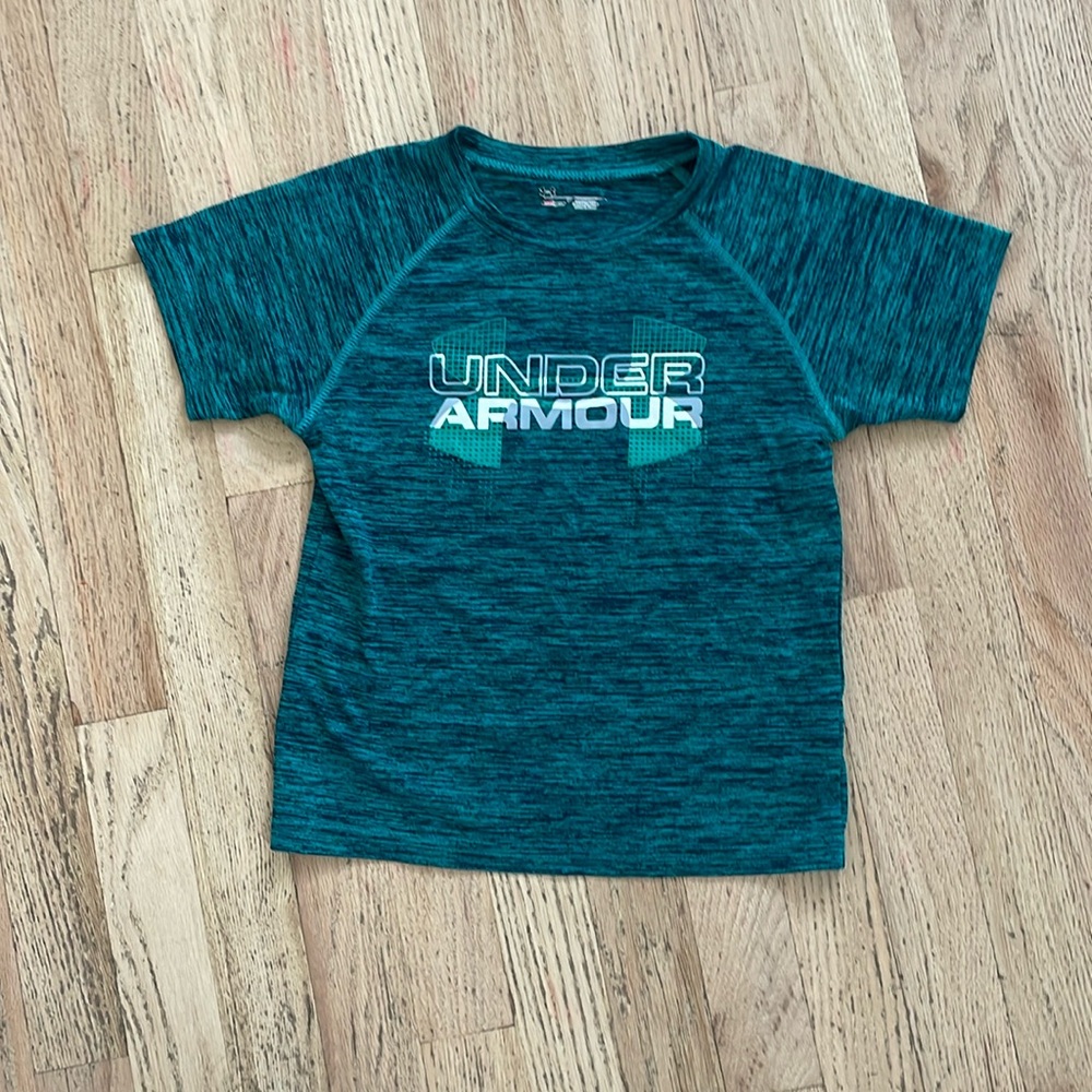 Boys small Under Armor dry fit t-shirt.